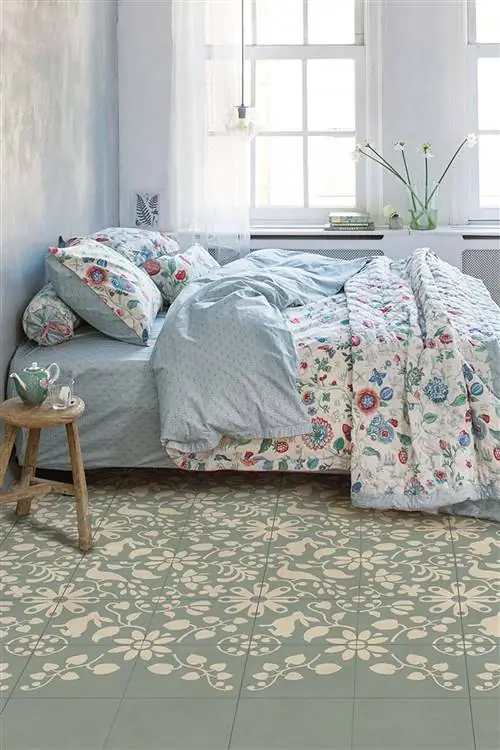 Голубая спальня с цветочным пододеяльником