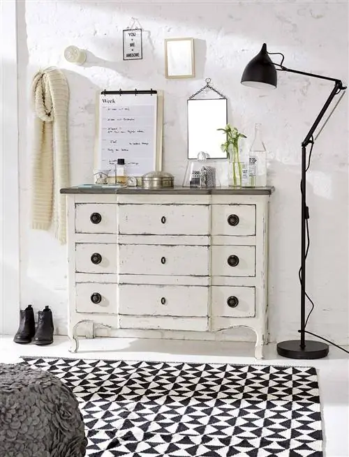 Восстановленная спальня с комодом