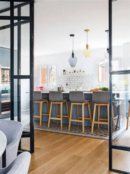 современная кухня открытой планировки с островом и паркетным полом