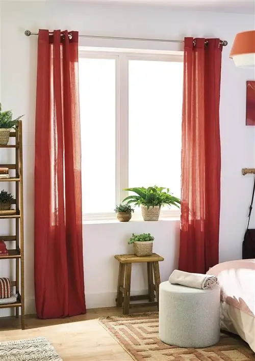 Спальня с красными шторами