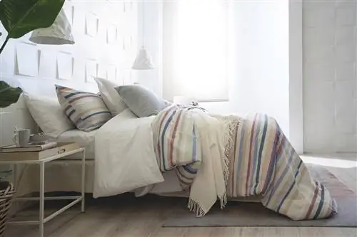 Спальня с полосатым постельным бельем