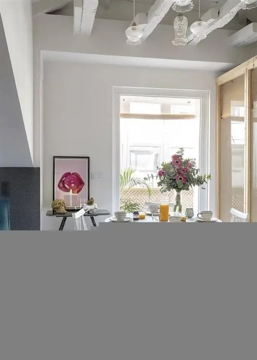 столовая с открытыми балками