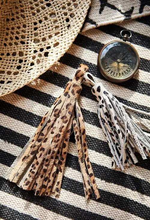 соломенная шляпа, кисточки с леопардовым принтом и декоративный компас