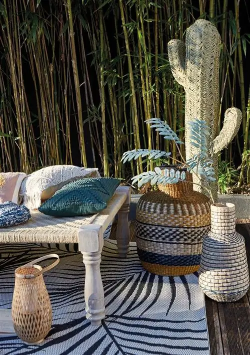 вазы, лампа и кровать из натуральных волокон