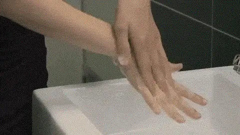 Женщина моет руки