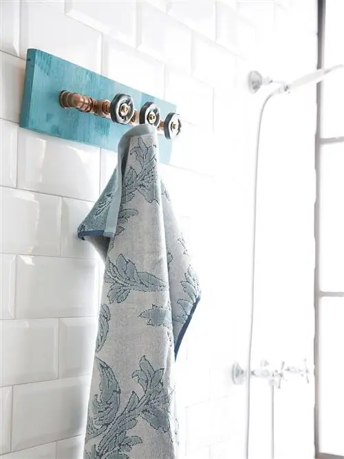 Стена, Дизайн интерьера, Вешалка для одежды, Хозяйственные товары, Занавеска для душа, Постельное белье, Повседневная одежда, Плитка, Полотенце, Сантехника,