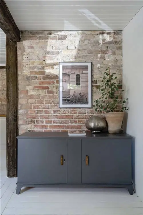 Кирпичные стены дома в деревенском стиле 19 века