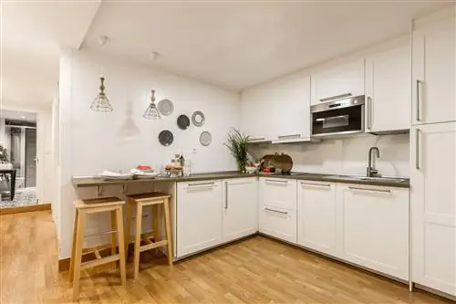 открытая белая кухня в скандинавском и винтажном стиле