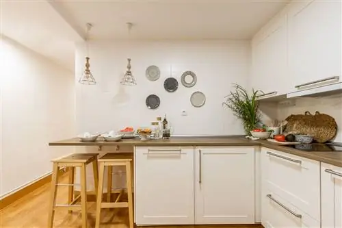 открытая белая кухня в скандинавском и винтажном стиле