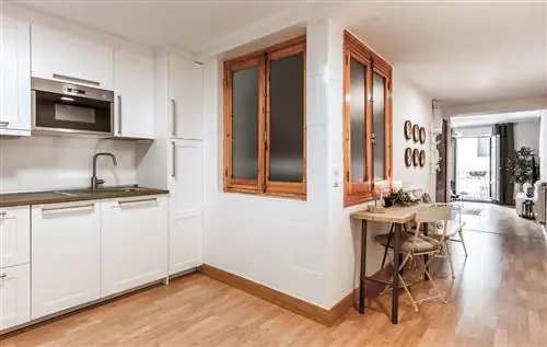 открытая белая кухня в скандинавском и винтажном стиле