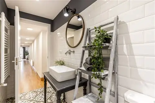 ванная комната в скандинавском и винтажном стиле, оформленная в черно-белых тонах