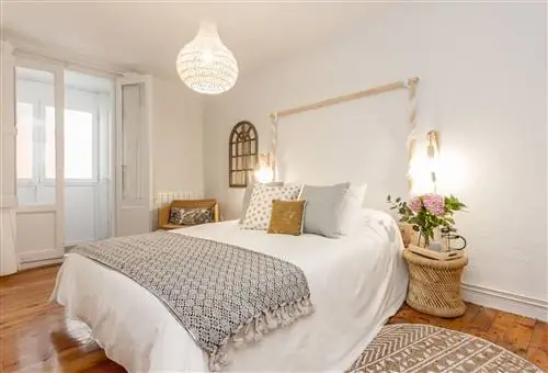 спальня в белом цвете в винтажном стиле