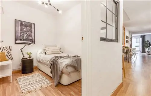 спальня, оформленная в белых тонах в скандинавском и винтажном стиле