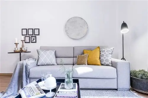 серый диван в скандинавском стиле