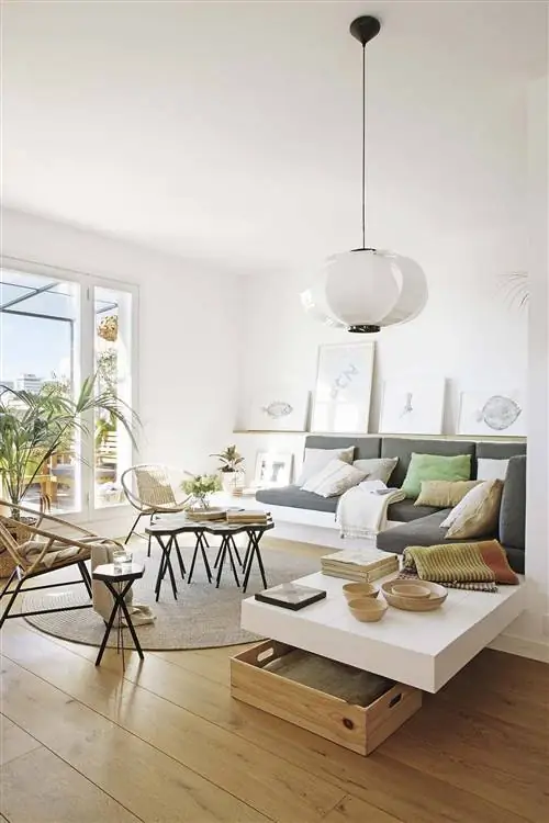 Небольшой ремонт: нестандартный диван в гостиной