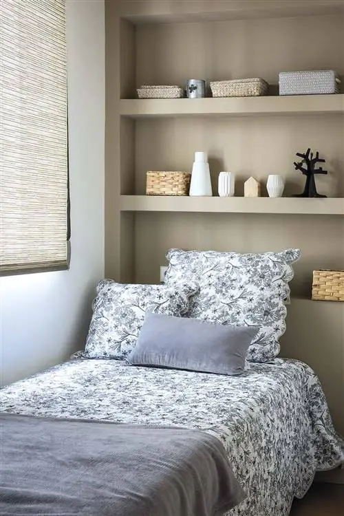 Маленькие реформы: рабочий книжный шкаф в изголовье