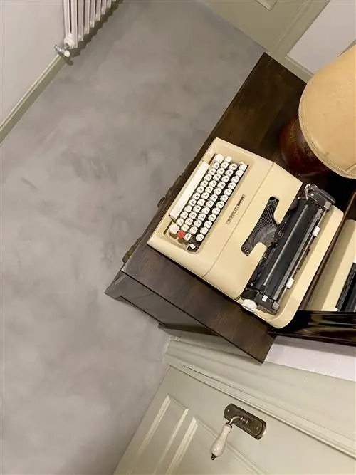 прихожая со старой пишущей машинкой