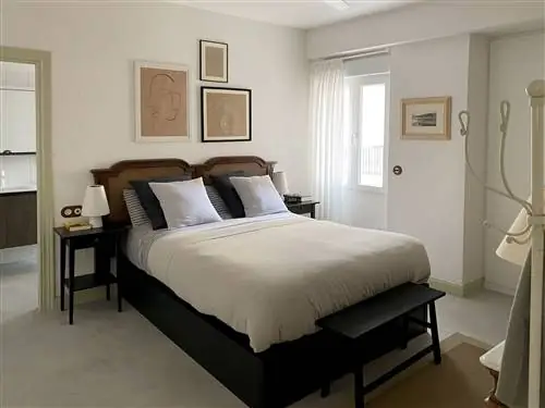 спальня, украшенная старой мебелью