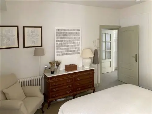 спальня, украшенная старой мебелью