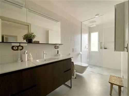 ванная комната с двойной раковиной и душевой кабиной