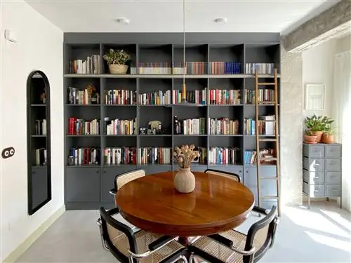 встроенный книжный шкаф рядом с обеденным столом