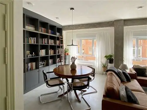 встроенный книжный шкаф рядом с обеденным столом