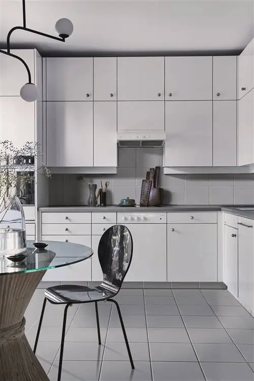 белая кухня с кабинетом