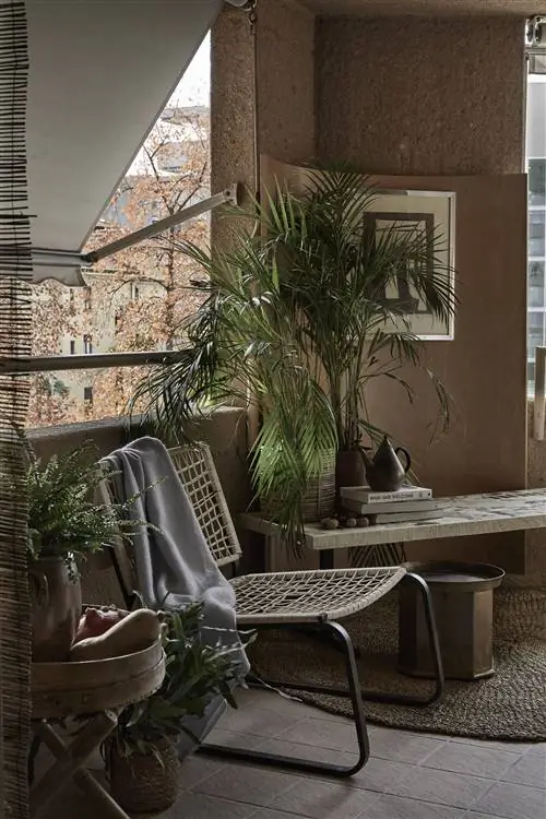 терраса, украшенная волокнистой мебелью и растениями