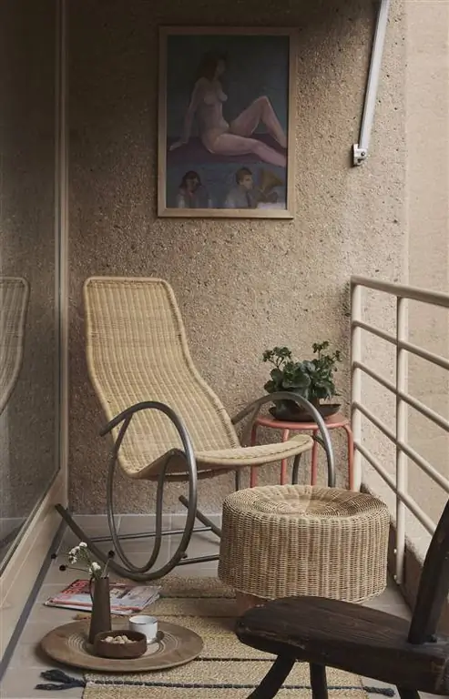 терраса, украшенная волокнистой мебелью и растениями