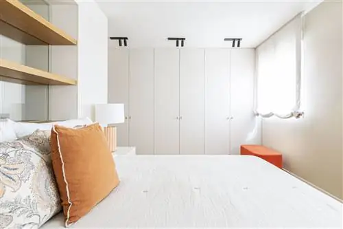 встроенный белый шкаф