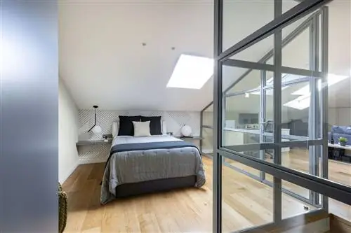 мансарда со спальней со стеклянным закрытием