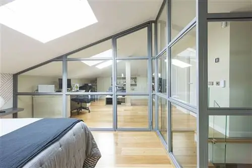 мансарда со спальней со стеклянным закрытием