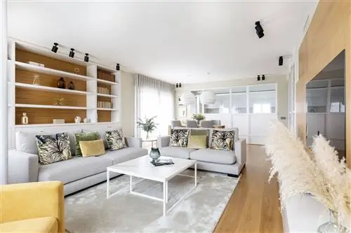 Гостиная в скандинавском стиле в серых, белых и древесных тонах