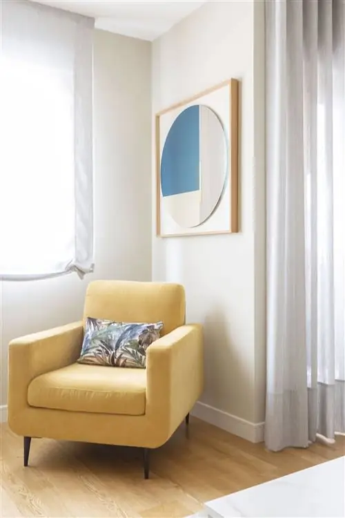 кресло горчичного цвета с обивкой