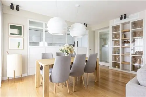 столовая с деревянным столом и кладовой