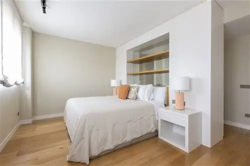 спальня со встроенным изголовьем с местом для хранения