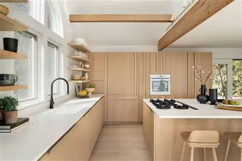 кухня с центральным островом из микроцемента и дерева