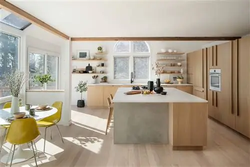 кухня с кабинетом и центральным островом из микроцемента и дерева