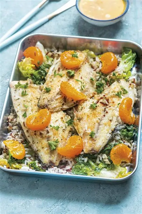морской окунь с мандаринами, рисом и капустой