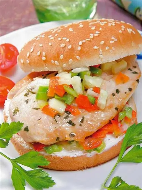 куриные бургеры с овощным соусом
