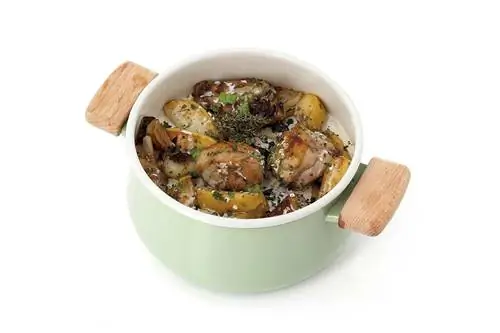 тушеная курица с яблоком