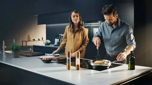 кухня с гибкой индукционной плитой, со встроенной вытяжкой