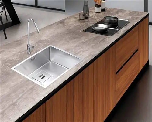 кухонный остров с мойкой и индукционной плитой