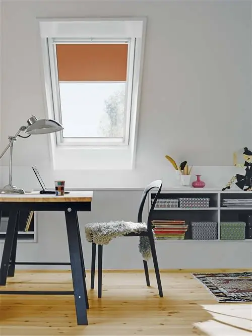 мансардный стол с мансардным окном