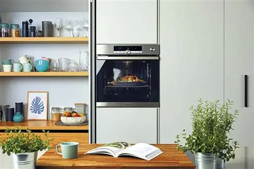 современная кухня с высокой духовкой