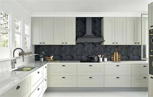 кухня с белыми шкафами и черным фоном