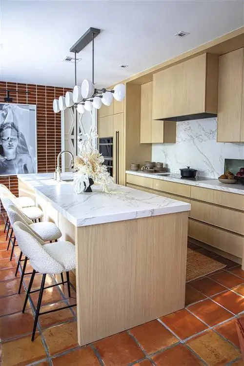 кухня с центральным островом и мраморной столешницей