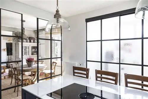 кухня в романтическом стиле антрацитового цвета со стеклянными перегородками