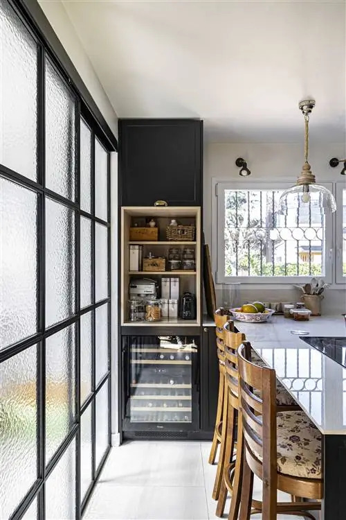 кухня в романтическом стиле антрацитового цвета со стеклянными перегородками