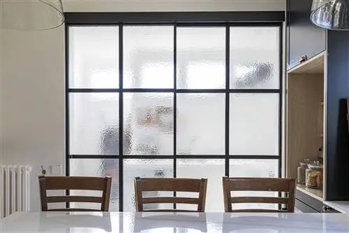 кухня в романтическом стиле антрацитового цвета со стеклянными перегородками